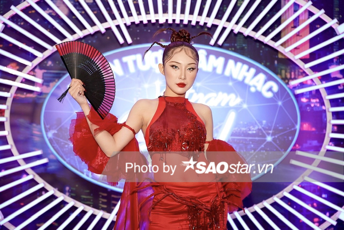 Annie tự tin diện trang phục màu đỏ đầy bắt mắt, cô nàng được nhiều khán giả theo dõi chương trình Vietnam Idol kỳ vọng sẽ tiếp tục phô diễn vũ đạo đầy uyển chuyển, cuốn hút như hai liveshow trước đây