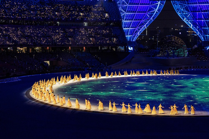 Chủ nhà Trung Quốc có nhiều tiết mục nghệ thuật đặc sắc. Ảnh: Reuters