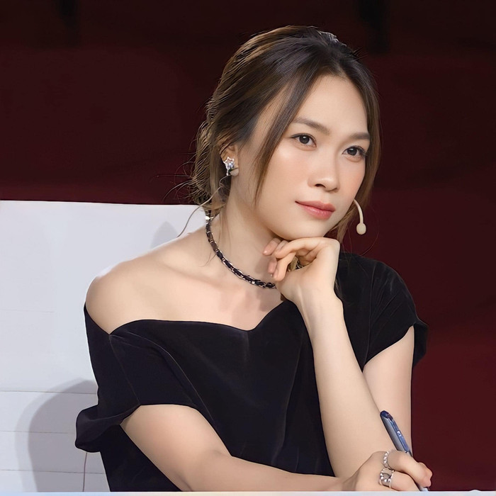 Mỹ Tâm luôn chăm chú theo dõi tiết mục của từng thí sinh và đưa ra nhận xét khách quan