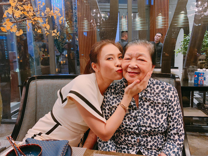 Mỹ Tâm nhí nhảnh cùng mẹ - Ảnh: Facebook nhân vật.