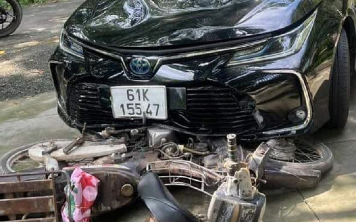 Hoảng loạn sau va chạm, nữ tài xế kéo lê xe máy hơn 2km về nhà Ảnh 2