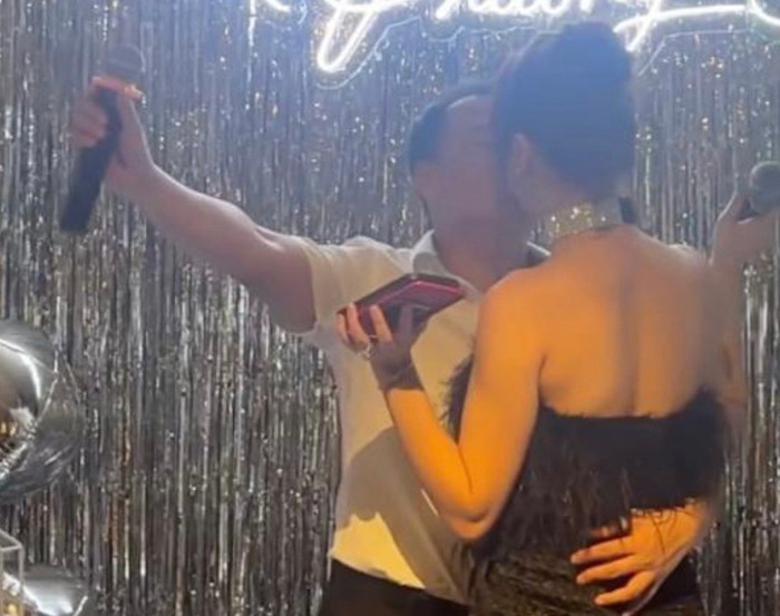 Shark Bình không ngại trao cho Phương Oanh nụ hôn đầy ngọt ngào trong sự chứng kiến của bạn bè thân thiết.