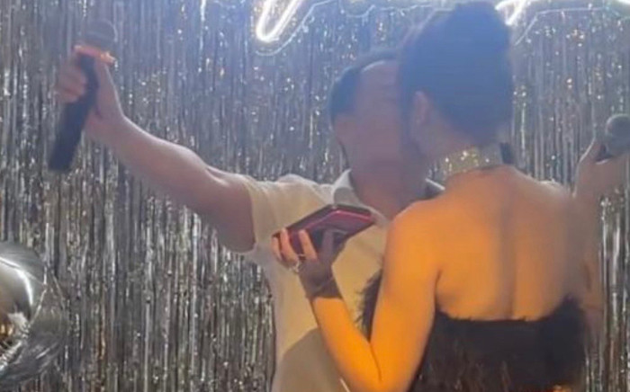 Shark Bình quẩy cực sung trong sinh nhật vợ, khóa môi Phương Oanh tình tứ Ảnh 2