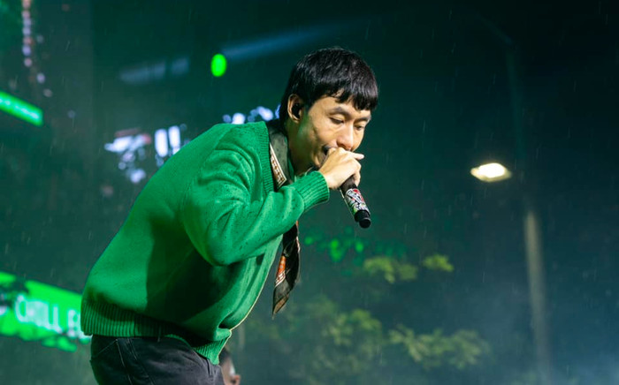 Đen Vâu 'đội mưa' biểu diễn, ghi điểm khi ân cần hỏi thăm khán giả Ảnh 2