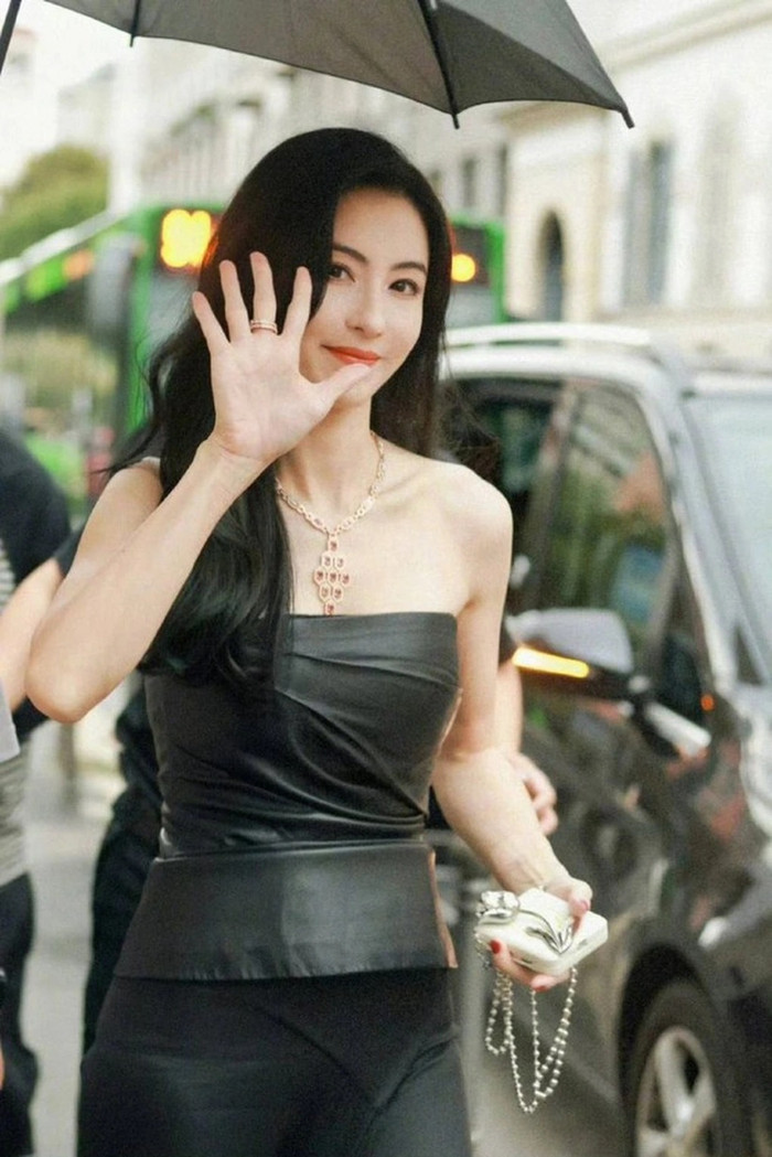 Trương Bá Chi thể hiện phong độ nhan sắc đỉnh cao.