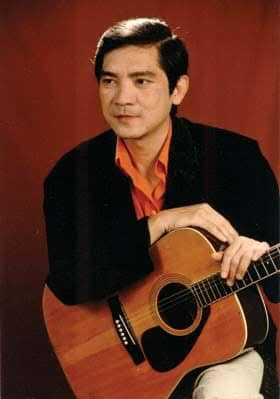 Từ khi 10 tuổi, cố nhạc sĩ Quốc Dũng đã bắt đầu học chuyên sâu về âm nhạc. Ông cũng là một trong những nhạc sĩ đầu tiên mở đầu xu hướng Việt hóa nhạc trẻ vào đầu thập niên 70