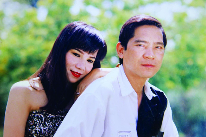 Hình ảnh nhạc sĩ Quốc Dũng bên cạnh danh ca Bảo Yến