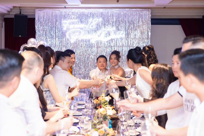 Trong bữa tiệc này còn có sự xuất hiện của một số người bạn của chồng Phương Oanh