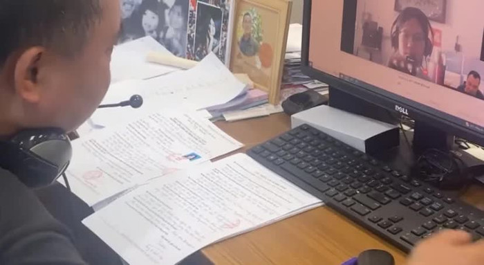 Nam nhà báo đặt những câu hỏi hết sức gần gũi với các thí sinh