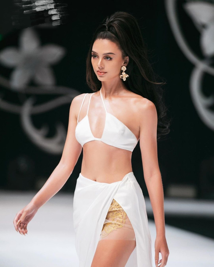 Cũng có ý kiến bênh vực rằng cô nàng dường như đã nói lời tạm biệt với vẻ ngoài gợi cảm, thay vào đó đang theo đuổi nét đẹp hình thể khỏe khoắn với những múi cơ săn chắc.  