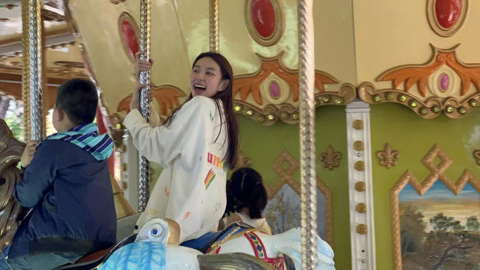 Mặc dù lịch trình làm việc dày đặc nhưng Thuỳ Tiên luôn sắp xếp thời gian qua thăm hỏi các con vào thời gian rảnh, đưa các bé đi vui chơi, trải nghiệm. 