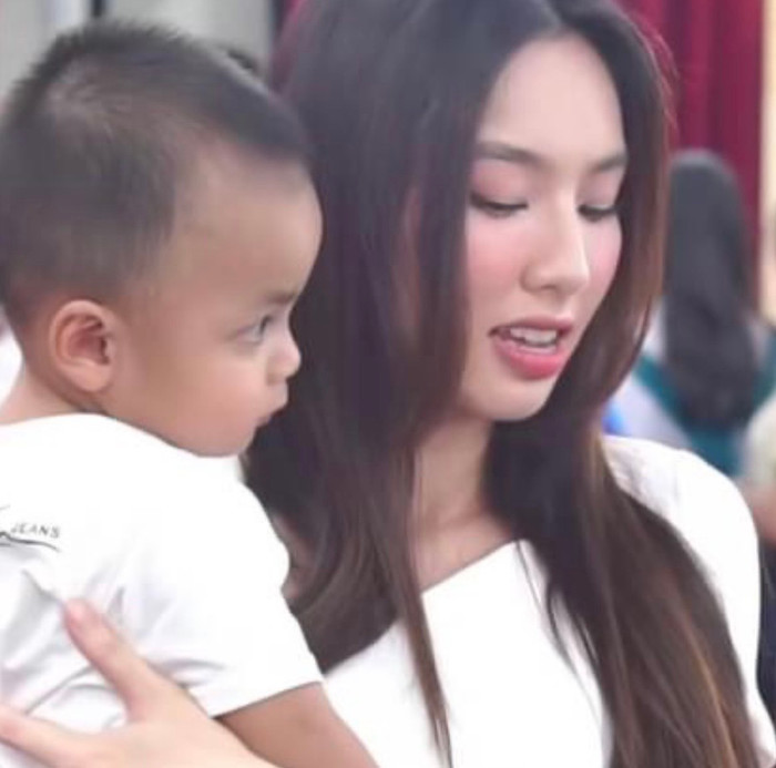 Khoảnh khắc Thuỳ Tiên bế con trai út nhanh chóng thu hút sự quan tâm của khán giả.