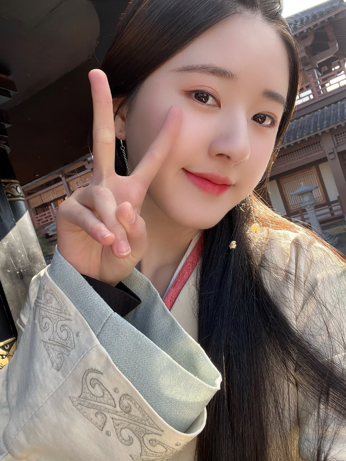 Khi hóa thân vào các nhân vật cổ trang, Triệu Lộ Tư để lại ấn tượng với nét ngoài thanh tú, làn da trắng hồng cùng mái tóc đen thẳng mượt.  