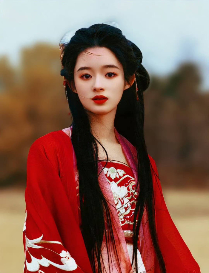 Cùng tạo hình hồng y chiến tổn, Triệu Lệ Dĩnh thua đau trước bản sao của mình Ảnh 6