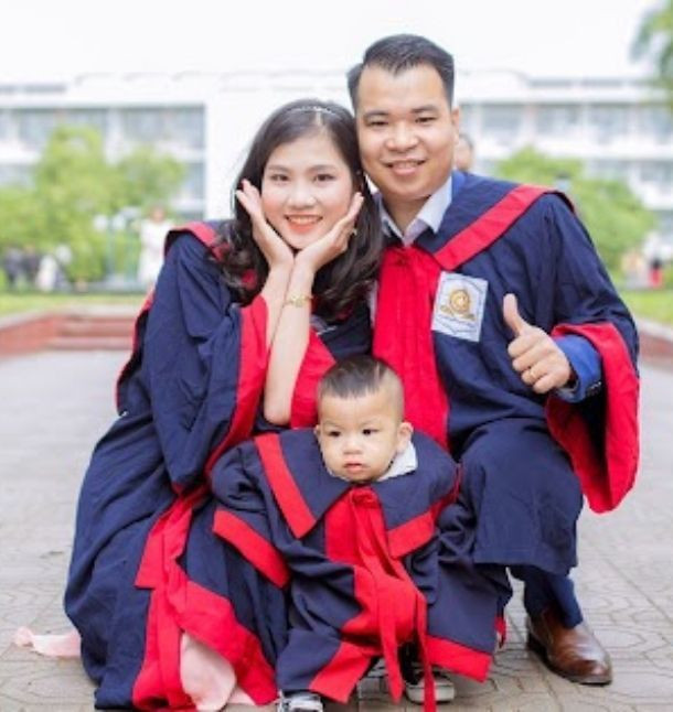 Nguyễn Thị Thảo (23 tuổi, ở Nghệ An) cùng chồng và con trai trong buổi lễ tốt nghiệp 2022 tại trường Đại học Bách Khoa