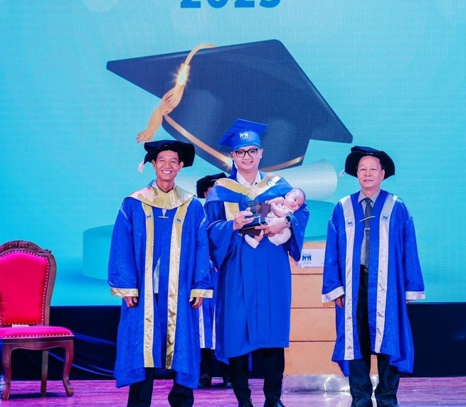 Ông bố trẻ bế theo con gái 3 tháng tuổi lên nhận bằng tốt nghiệp đại học gây chú ý