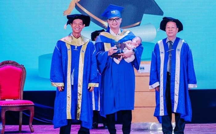 Nam sinh SN 2001 bế con nhỏ 3 tháng tuổi lên nhận bằng tốt nghiệp đại học Ảnh 2
