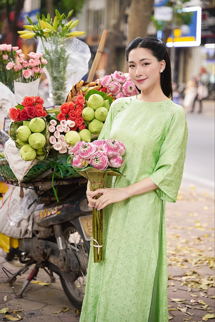 Sau mối tình tan vỡ, Hoà Minzy dành thời gian để phát triển sự nghiệp ca hát và chăm sóc quý tử tên Bo. 