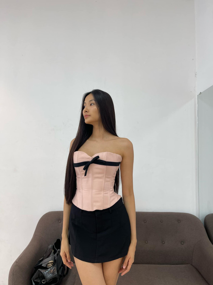 &nbsp;Có thể thấy thân hình của Hoàng Thuỳ xanh xao, gầy đi trông thấy.&nbsp;