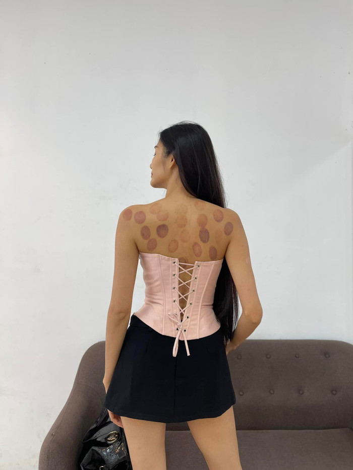 Hoàng Thuỳ đăng tải khoảnh khắc lộ rõ khuôn mặt chứa nhiều mệt mỏi.