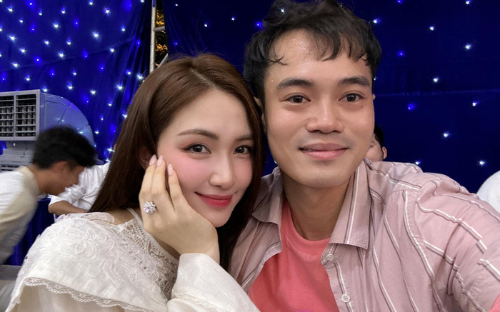 Sao tuyển Việt Nam đăng ảnh thân mật với Hòa Minzy Ảnh 2