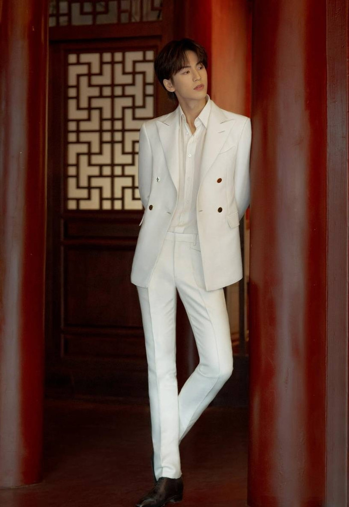 Sao nam với tạo hình vest trắng: Tiêu Chiến - Vương Nhất Bác chưa phải đẹp nhất Ảnh 7