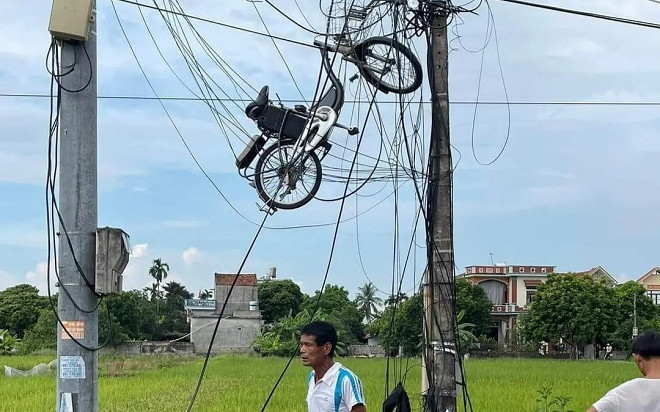 Xe đạp 'bay' lơ lửng giữa đống đường điện, xem camera mới biết nguyên nhân Ảnh 2
