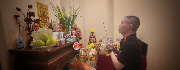 NSND Công Lý đã có mặt ở Nhà hát Kịch Hà Nội cùng các đồng nghiệp dâng hương Tổ nghề