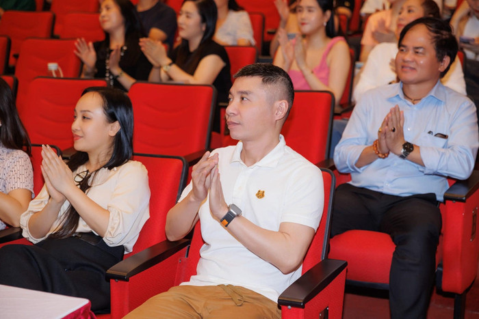 Những hình ảnh của NSND Công Lý đều được công chúng săn đón vô cùng nồng nhiệt