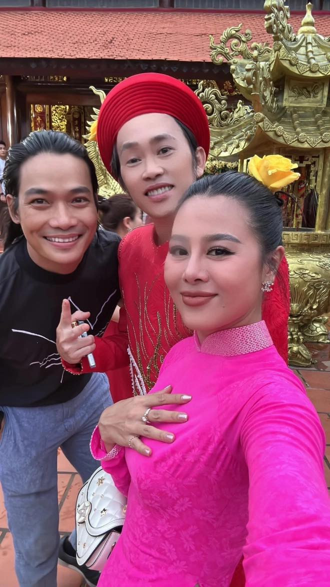 Nghệ sĩ Hoài Linh xuất hiện với nụ cười rạng rỡ, tươi tắn với ngoại hình tươi tắn, khoẻ khoắn hơn so với trước đây.