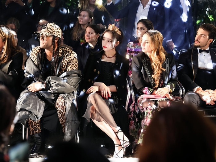 Xuất hiện ở hàng ghế đầu, Địch Lệ Nhiệt Ba thu hút ánh nhìn với “bộ cánh” nhuộm tràn tông đen huyền bí được nhà mốt Ý chế tác riêng cho sự kiện.  