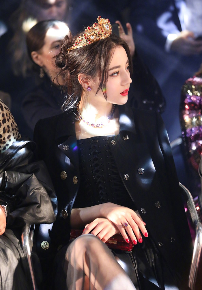 Netizen không khỏi xuýt xoa trước khung ảnh khoe góc nghiêng không tì vết của nữ diễn viên.