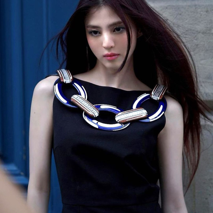 Khi làm việc với các đơn vị, nhãn hàng Han So Hee luôn thể hiện sự chuyên nghiệp, chỉn chu và tháo hết khuyên ở trên khuôn mặt