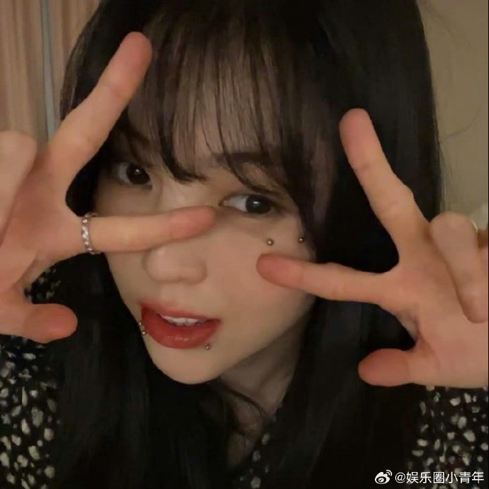 Han So Hee vui vẻ để mặt ở gần màn hình nhằm cho fan nhìn rõ hơn những chiếc khuyên cô đã xỏ ở trên mặt