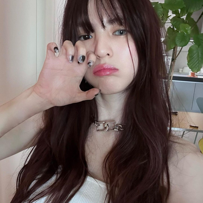 Han So Hee còn có đam mê với việc đeo kính áp tròng sáng màu và làm móng tay