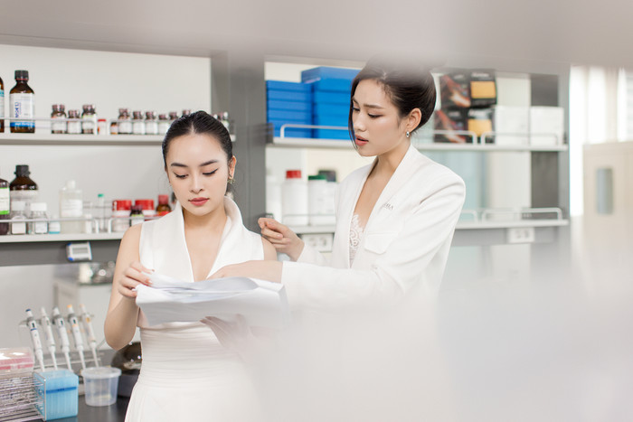 Cả hai sang Hàn Quốc để công tác, phục vụ cho việc kinh doanh. 