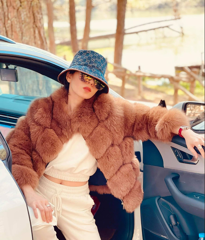 Lệ Quyên cũng thường xuyên xuất hiện bên loạt đồ hiệu sang chảnh.