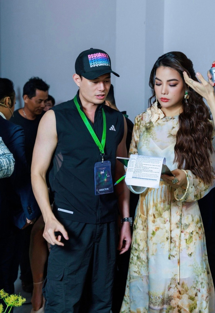 Trương Ngọc Ánh được tình trẻ hỗ trợ tỉ mỉ, chu đáo sau hậu trường.