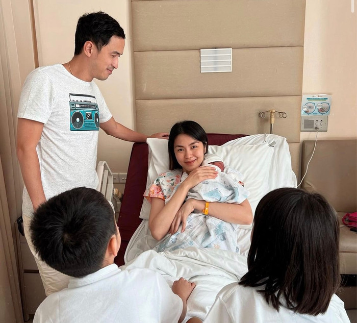 Hà Tăng hạ sinh 'đủ nếp, đủ tẻ' cho ông xã Louis Nguyễn sau hơn 1 thập kỉ kết hôn.
