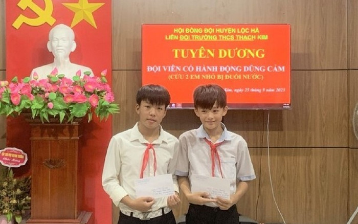 Thấy 2 em nhỏ chới với dưới dòng nước sâu, 2 nam sinh có hành động gây cảm kích Ảnh 2