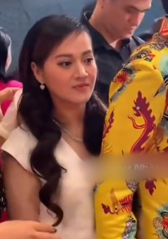 Hồng Loan - con gái NSƯT Vũ Linh đến nhà thờ Tổ thay ba bày tỏ lòng biết ơn đến Tổ nghề và thắp cho người ba nén hương trong ngày thiêng liêng này. 