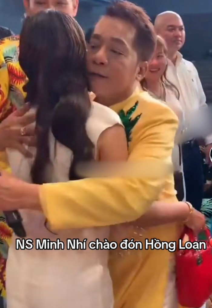 Xuất hiện tại nhà thờ, Hồng Loan được đồng nghiệp, học trò của NSƯT Vũ Linh chào đón.