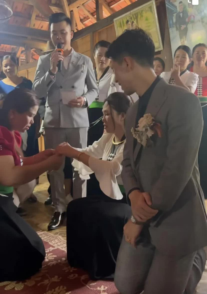 Tuy nhiên, do Đình Trọng bị chấn thương đầu gối, gia đình nhà gái đã ưu ái cho chú rể, mang thêm gối để anh lót xuống đầu gối khi quỳ.