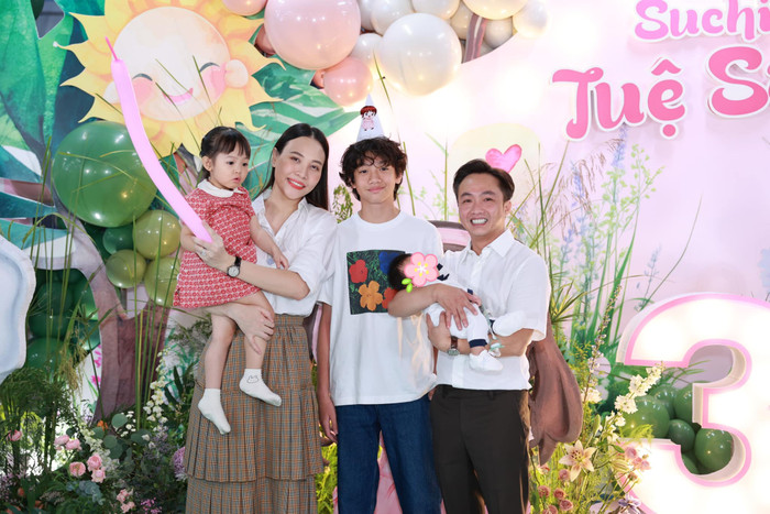 Hôn nhân viên mãn, hạnh phúc của Cường Đô La và Đàm Thu Trang bên cạnh 3 con.