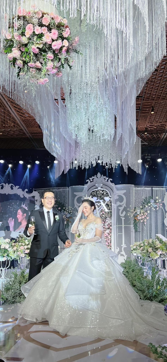 2 hình ảnh: 1 ở đám cưới, 1 ở đám hỏi được Hà Thanh Xuân giữ lại trên trang cá nhân dù đã thông báo chia tay với chồng sau hơn 1 năm kết hôn