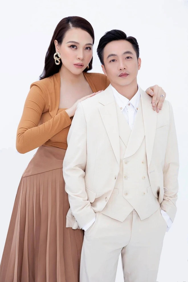 Nổi tiếng với hình tượng doanh nhân đình đám nhưng khi về nhà, Cường Đô La vẫn đứng sau 'nóc nhà'.