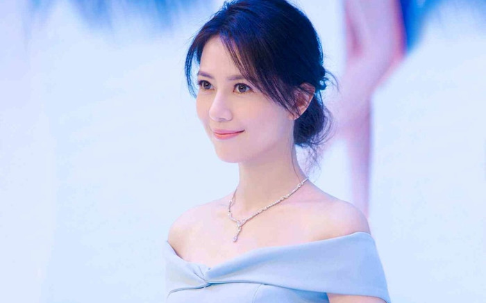 Một nữ thần Cbiz đẹp bất chấp dù bị fan bắt gặp ngồi ăn mì ở sân bay Ảnh 2