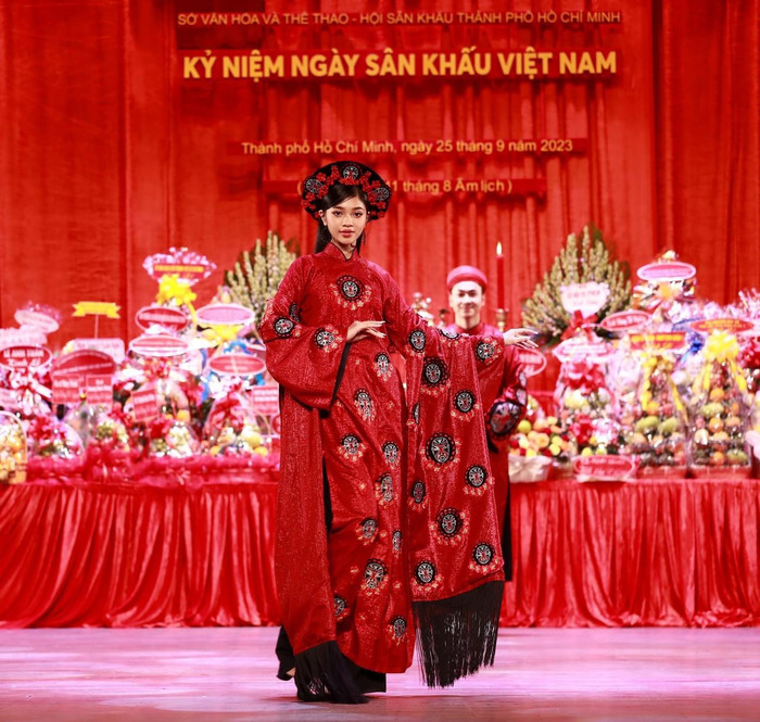 Á Hậu Minh Kiên bày tỏ: 'Minh Kiên cảm thấy vô cùng vinh dự và biết ơn khi có cơ hội được trình diễn tại Lễ Giỗ Tổ Sân Khấu 2023. Đây là một trải nghiệm đáng nhớ và cũng là một cơ hội quý báu đối với Kiên. Kiên mến chúc cho tất cả các anh chị em nghệ sĩ, đồng nghiệp sẽ luôn có thật nhiều sức khỏe, may mắn và bình an. Cầu mong Tổ Nghiệp sẽ phù hộ cho tất cả các anh chị em có được một năm làm việc thuận lợi và tỏa sáng rực rỡ'.