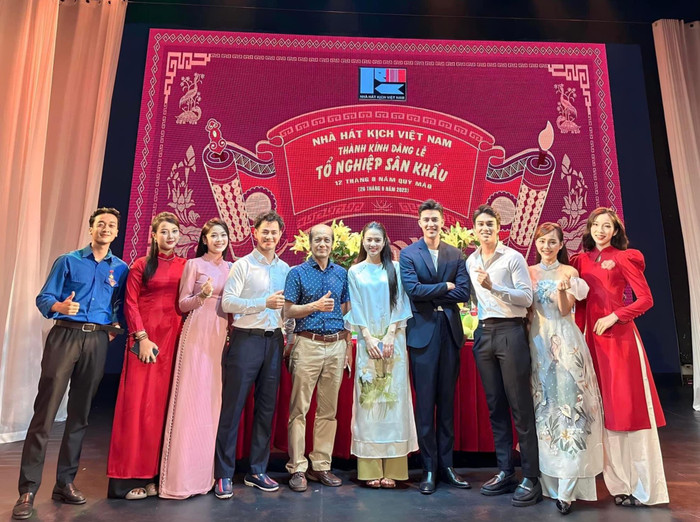 Dàn diễn viên Nhà hát Kịch Việt Nam.