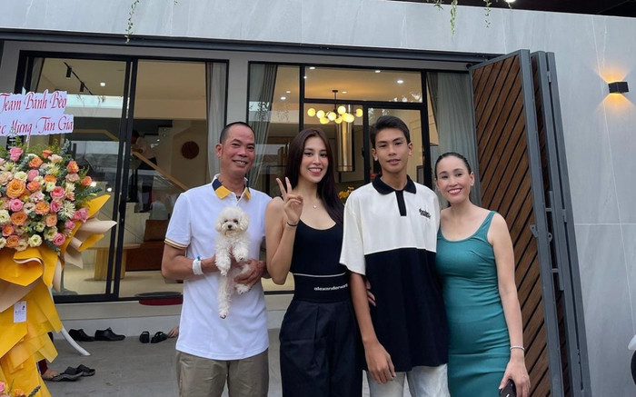 Tiểu Vy khoe cơ ngơi khủng tặng bố mẹ ở tuổi 23 Ảnh 2